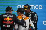 Foto zur News: Max Verstappen (Red Bull), Lando Norris (McLaren) und Lewis Hamilton (Mercedes)