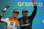 Foto zur News: Lando Norris (McLaren) und Lewis Hamilton (Mercedes)