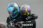 Foto zur News: George Russell (Mercedes) und Lewis Hamilton (Mercedes)