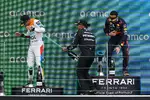 Foto zur News: Lewis Hamilton (Mercedes) und Lando Norris (McLaren)