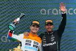 Foto zur News: Lando Norris (McLaren) und Lewis Hamilton (Mercedes)