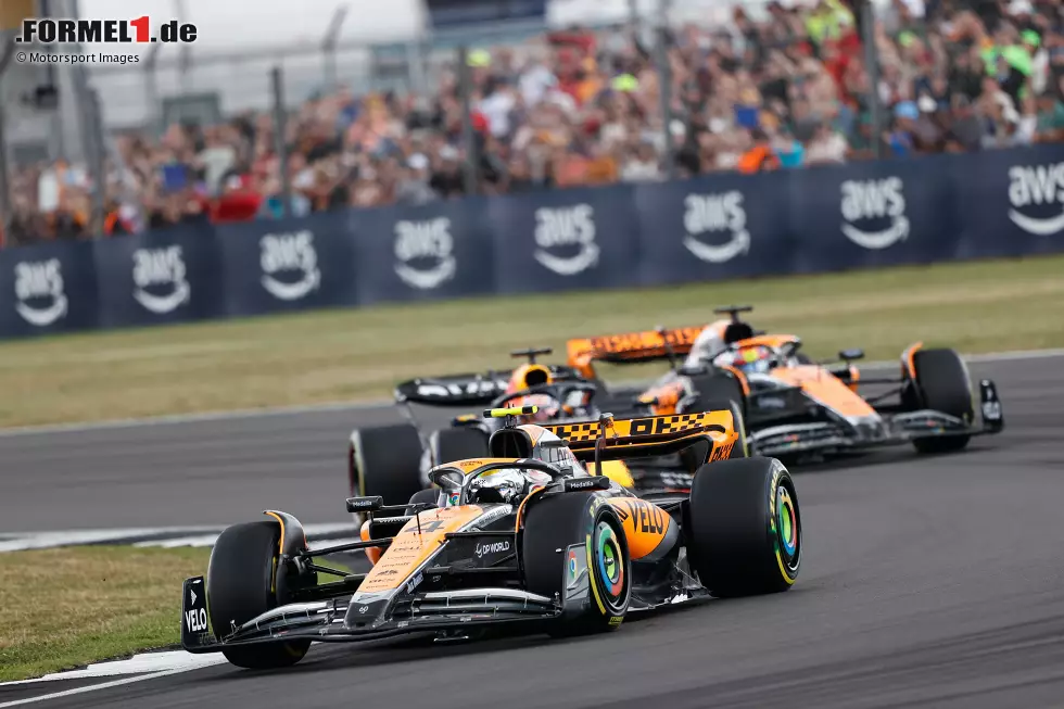 Foto zur News: Lando Norris (McLaren), Max Verstappen (Red Bull) und Oscar Piastri (McLaren)