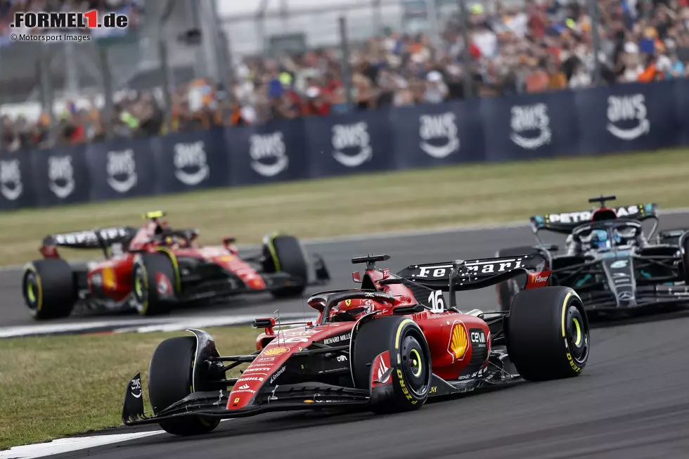 Foto zur News: Charles Leclerc (Ferrari), George Russell (Mercedes) und Carlos Sainz (Ferrari)