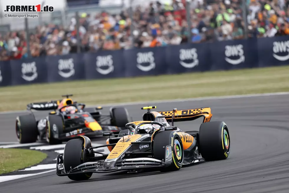 Foto zur News: Lando Norris (McLaren) und Max Verstappen (Red Bull)