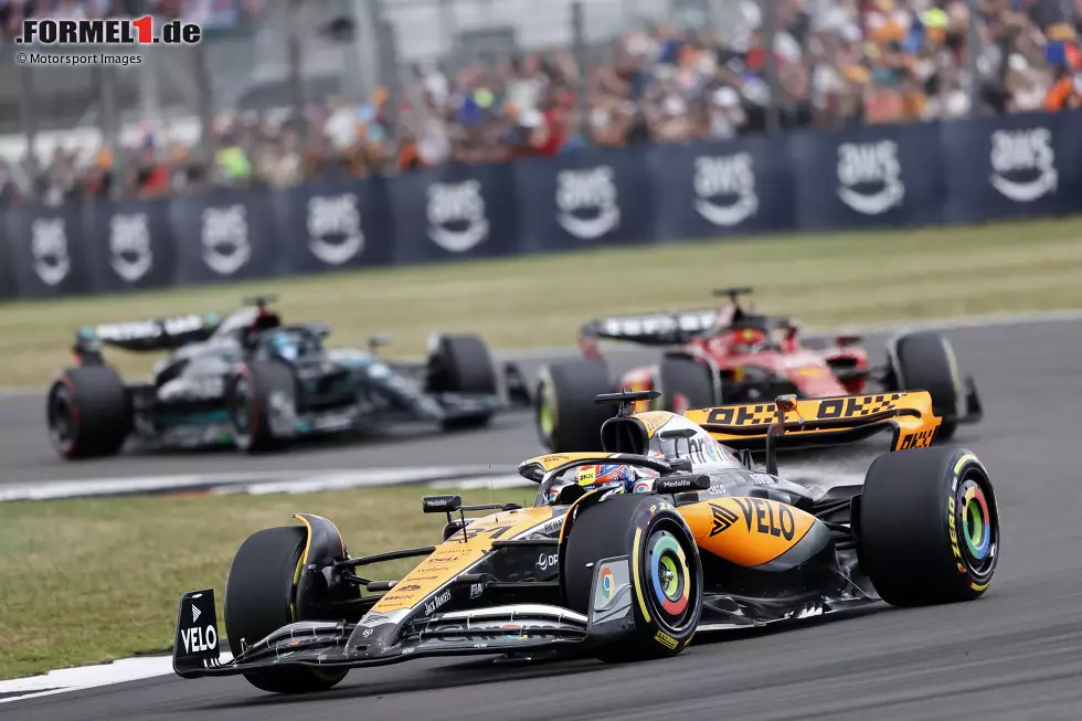 Foto zur News: Oscar Piastri (McLaren) und Charles Leclerc (Ferrari)