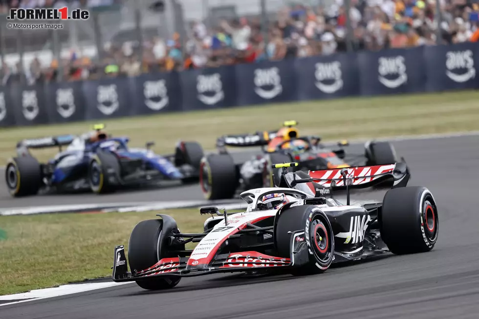 Foto zur News: Nico Hülkenberg (Haas) und Sergio Perez (Red Bull)