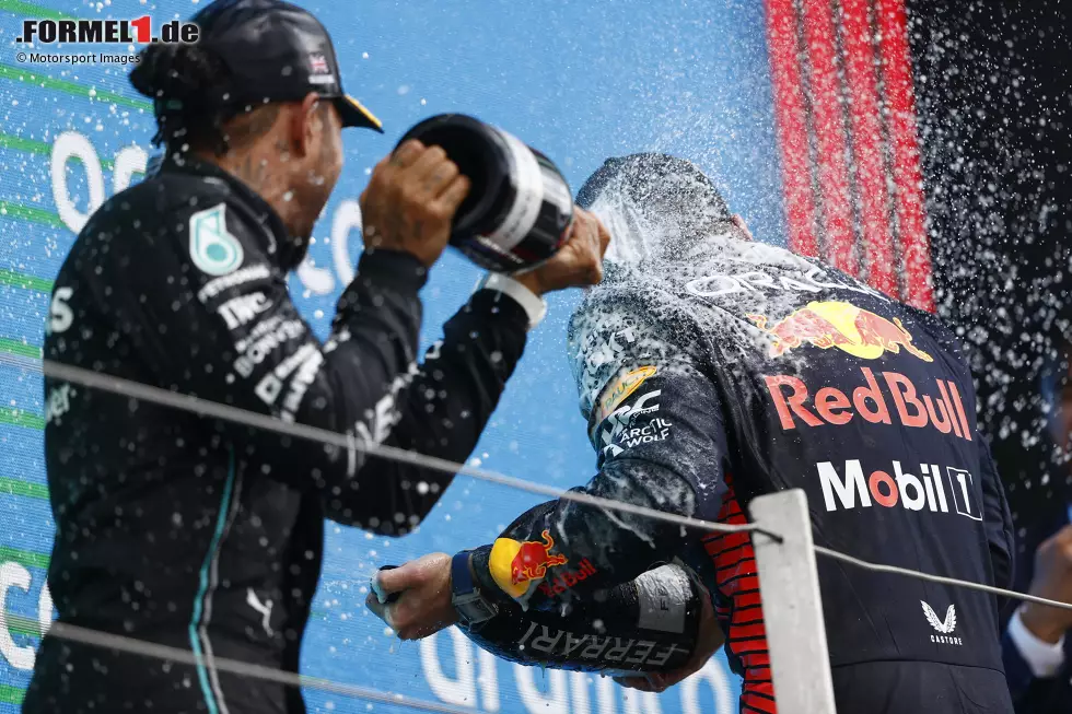 Foto zur News: Lewis Hamilton (Mercedes) und Max Verstappen (Red Bull)