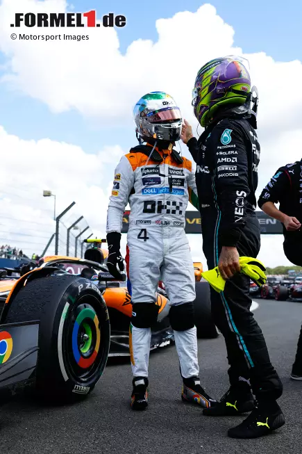 Foto zur News: Lando Norris (McLaren) und Lewis Hamilton (Mercedes)