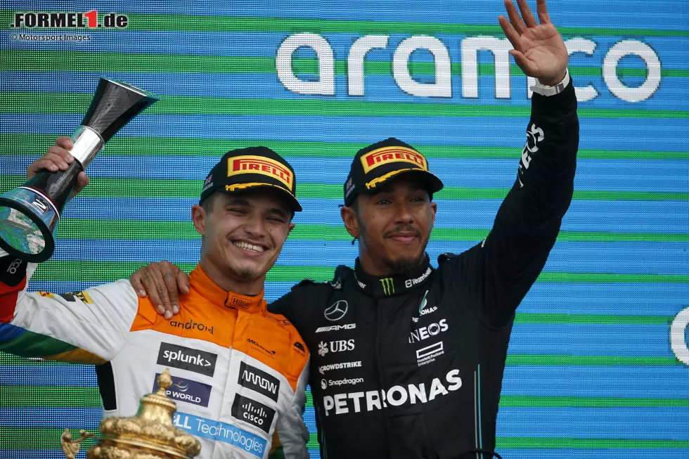 Foto zur News: Lando Norris (McLaren) und Lewis Hamilton (Mercedes)