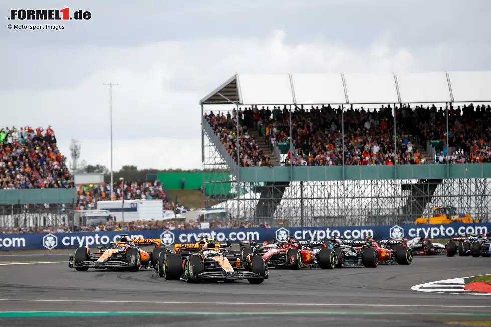 Foto zur News: Lando Norris (McLaren), Max Verstappen (Red Bull) und Oscar Piastri (McLaren)