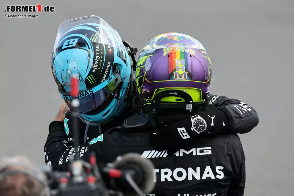 Foto zur News: George Russell (Mercedes) und Lewis Hamilton (Mercedes)