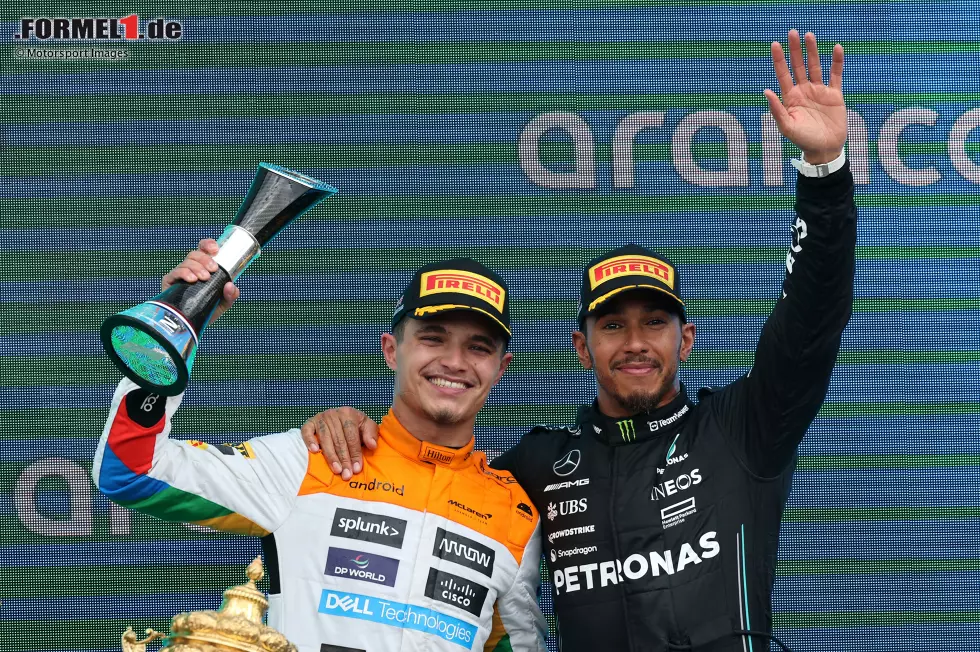 Foto zur News: Lando Norris (McLaren) und Lewis Hamilton (Mercedes)