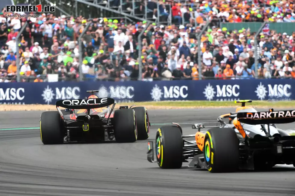 Foto zur News: Max Verstappen (Red Bull) und Lando Norris (McLaren)