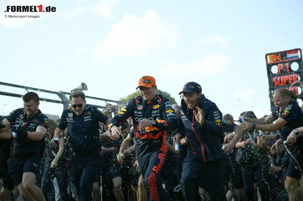 Foto zur News: Christian Horner, Max Verstappen (Red Bull) und Sergio Perez (Red Bull)