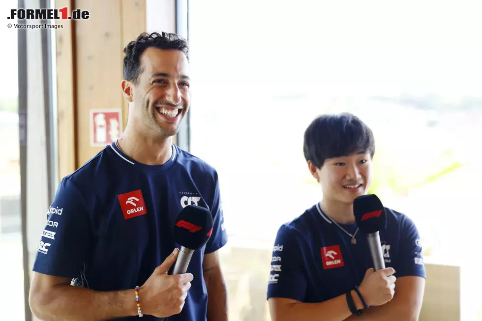 Foto zur News: Daniel Ricciardo (AlphaTauri) und Yuki Tsunoda (AlphaTauri)