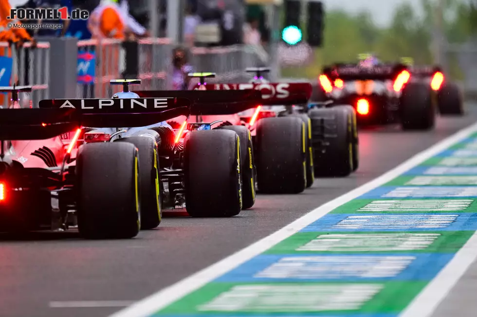 Foto zur News: Carlos Sainz (Ferrari) und Pierre Gasly (Alpine)