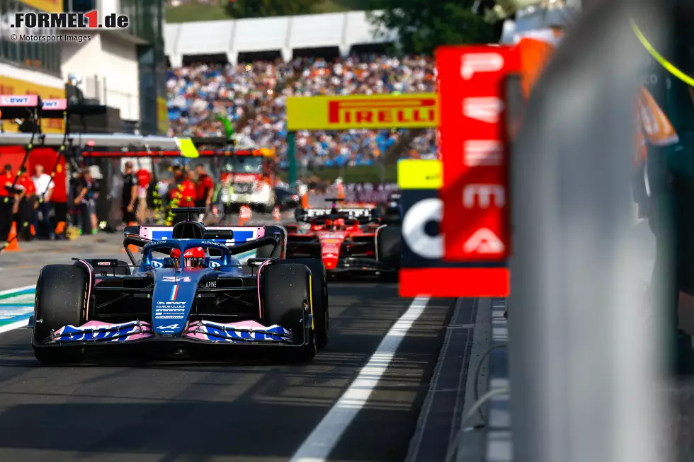 Foto zur News: Esteban Ocon (Alpine) und Charles Leclerc (Ferrari)