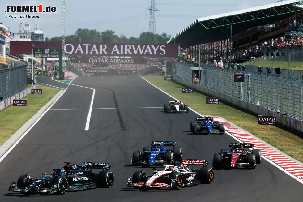 Foto zur News: Guanyu Zhou (Alfa Romeo), George Russell (Mercedes) und Kevin Magnussen (Haas)