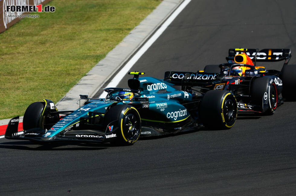 Foto zur News: Fernando Alonso (Aston Martin) und Sergio Perez (Red Bull)