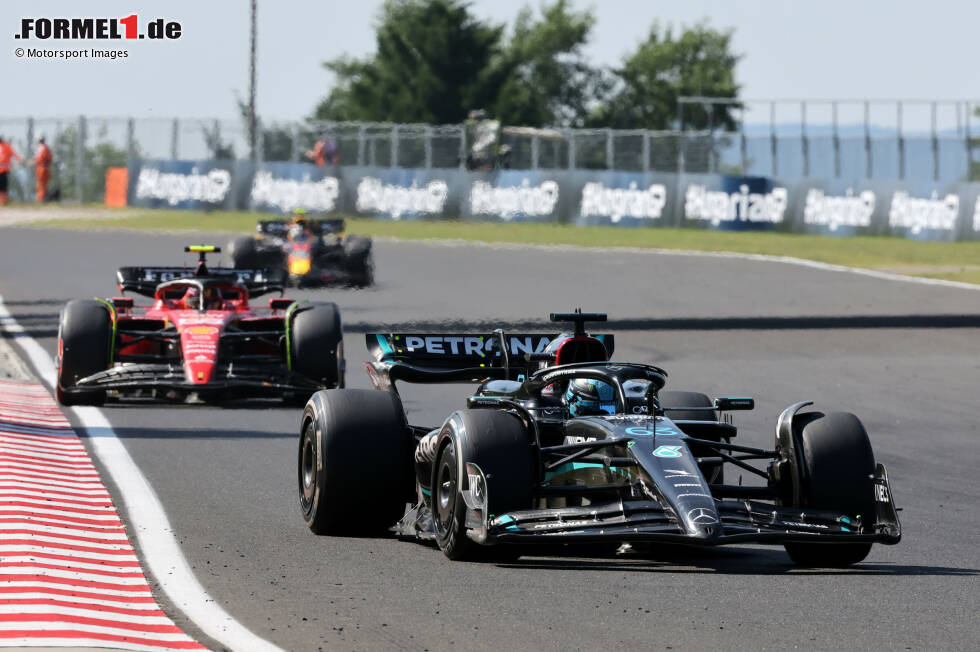 Foto zur News: George Russell (Mercedes) und Carlos Sainz (Ferrari)