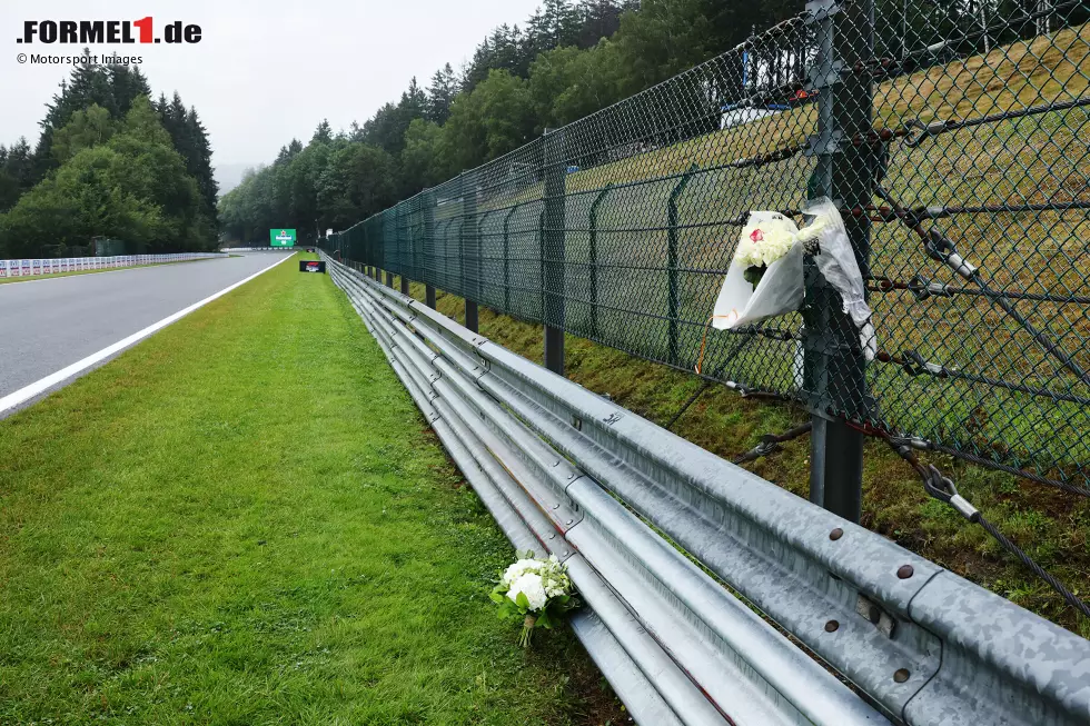 Foto zur News: Blumen an der Unfallstelle von Dilano van&#039;t Hoff