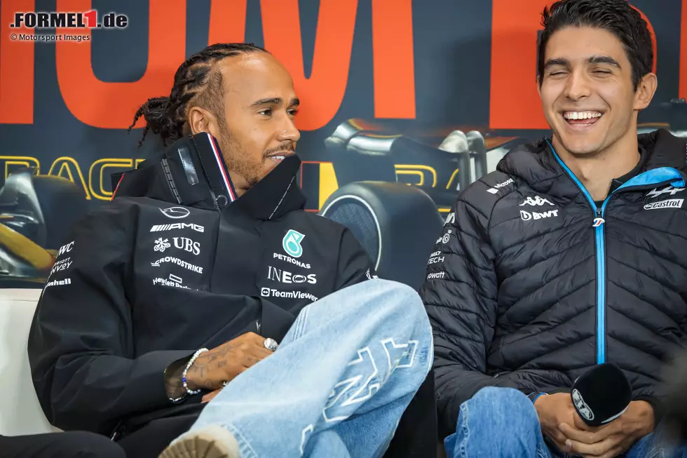 Foto zur News: Lewis Hamilton (Mercedes) und Esteban Ocon (Alpine)