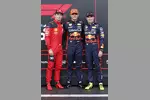 Foto zur News: Charles Leclerc (Ferrari), Max Verstappen (Red Bull) und Sergio Perez (Red Bull)