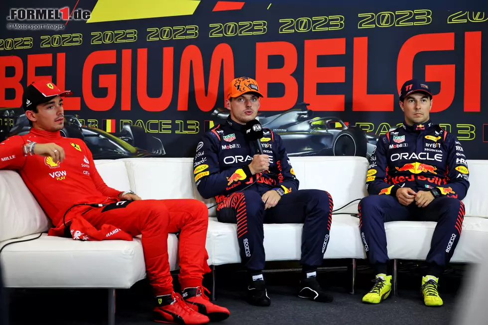 Foto zur News: Charles Leclerc (Ferrari), Max Verstappen (Red Bull) und Sergio Perez (Red Bull)