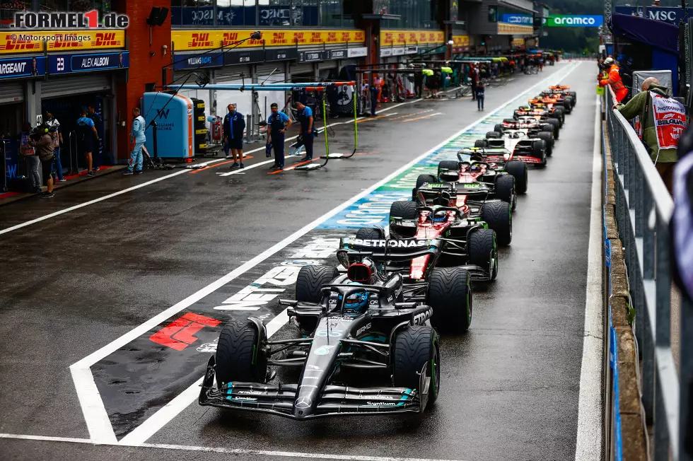 Foto zur News: Guanyu Zhou (Alfa Romeo), George Russell (Mercedes), Valtteri Bottas (Alfa Romeo) und Kevin Magnussen (Haas)