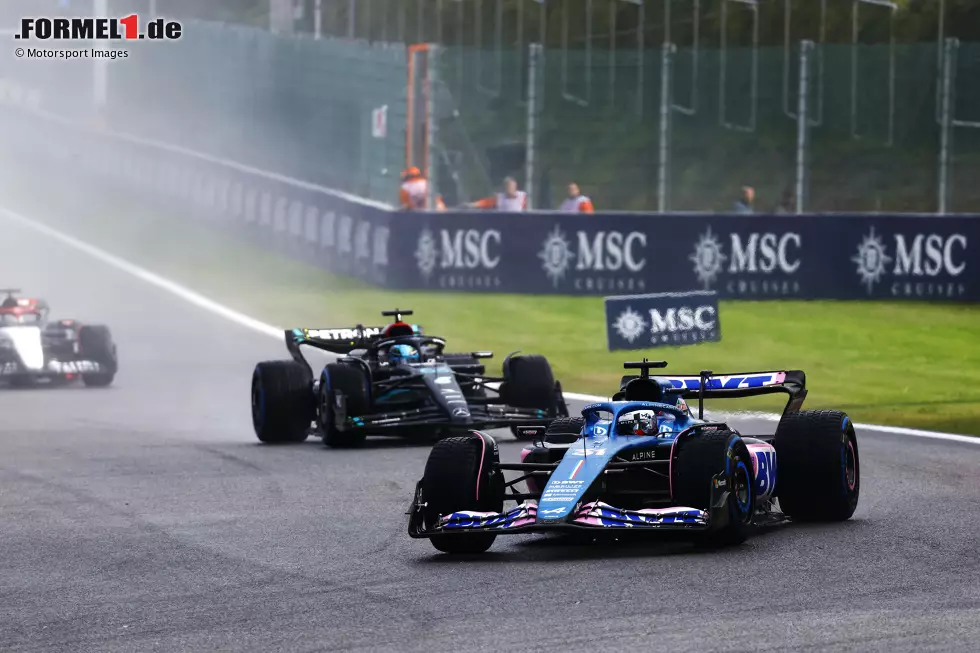 Foto zur News: Esteban Ocon (Alpine) und George Russell (Mercedes)