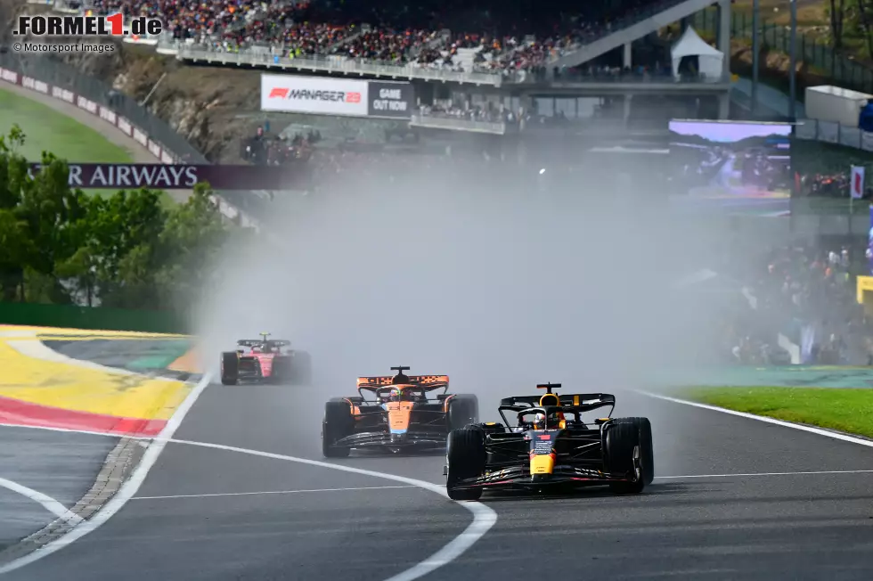 Foto zur News: Max Verstappen (Red Bull) und Oscar Piastri (McLaren)