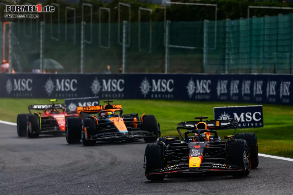 Foto zur News: Max Verstappen (Red Bull), Oscar Piastri (McLaren) und Carlos Sainz (Ferrari)