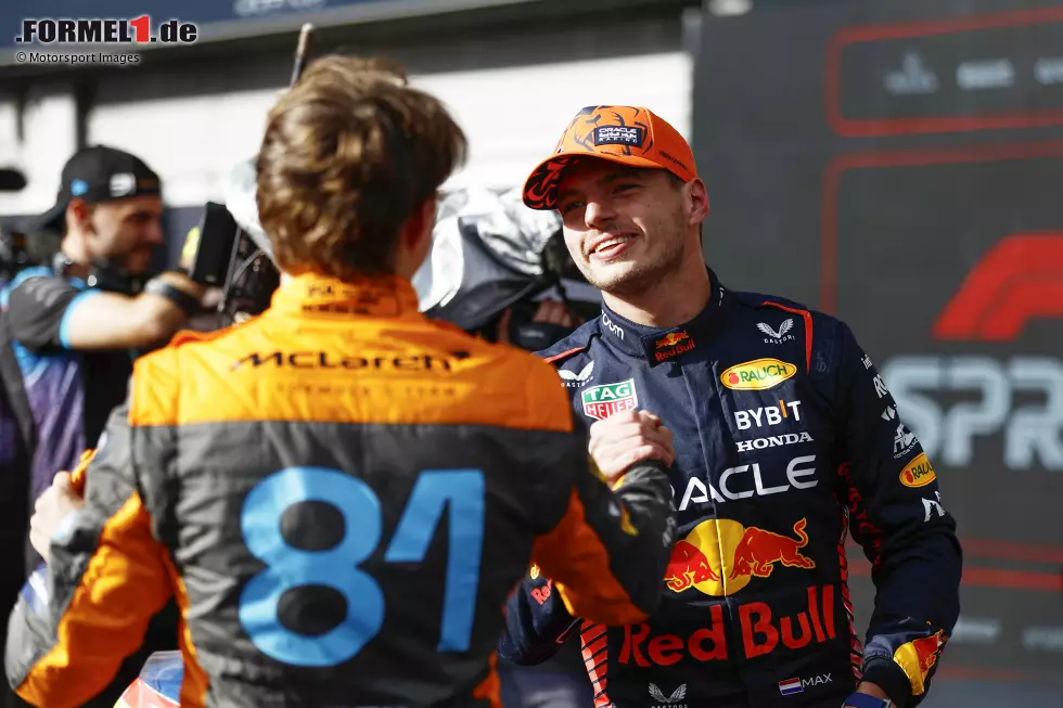 Foto zur News: Oscar Piastri (McLaren) und Max Verstappen (Red Bull)