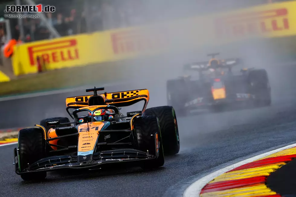 Foto zur News: Oscar Piastri (McLaren) und Max Verstappen (Red Bull)