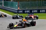 Foto zur News: Sergio Perez (Red Bull), Charles Leclerc (Ferrari) und Lewis Hamilton (Mercedes)