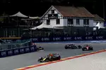 Foto zur News: Sergio Perez (Red Bull), Charles Leclerc (Ferrari) und Lewis Hamilton (Mercedes)