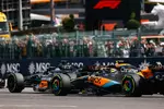 Foto zur News: George Russell (Mercedes) und Lando Norris (McLaren)