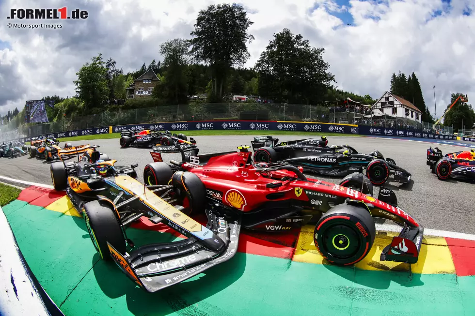 Foto zur News: Carlos Sainz (Ferrari) und Oscar Piastri (McLaren)