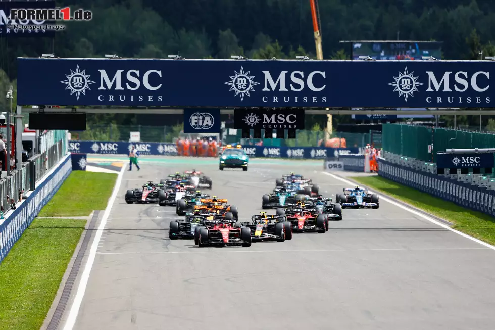 Foto zur News: Charles Leclerc (Ferrari), Sergio Perez (Red Bull), Carlos Sainz (Ferrari), Lewis Hamilton (Mercedes), Oscar Piastri (McLaren) und Max Verstappen (Red Bull)