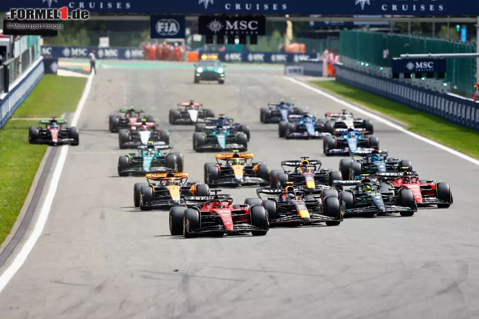 Foto zur News: Charles Leclerc (Ferrari), Sergio Perez (Red Bull), Carlos Sainz (Ferrari), Lewis Hamilton (Mercedes), Oscar Piastri (McLaren) und Max Verstappen (Red Bull)