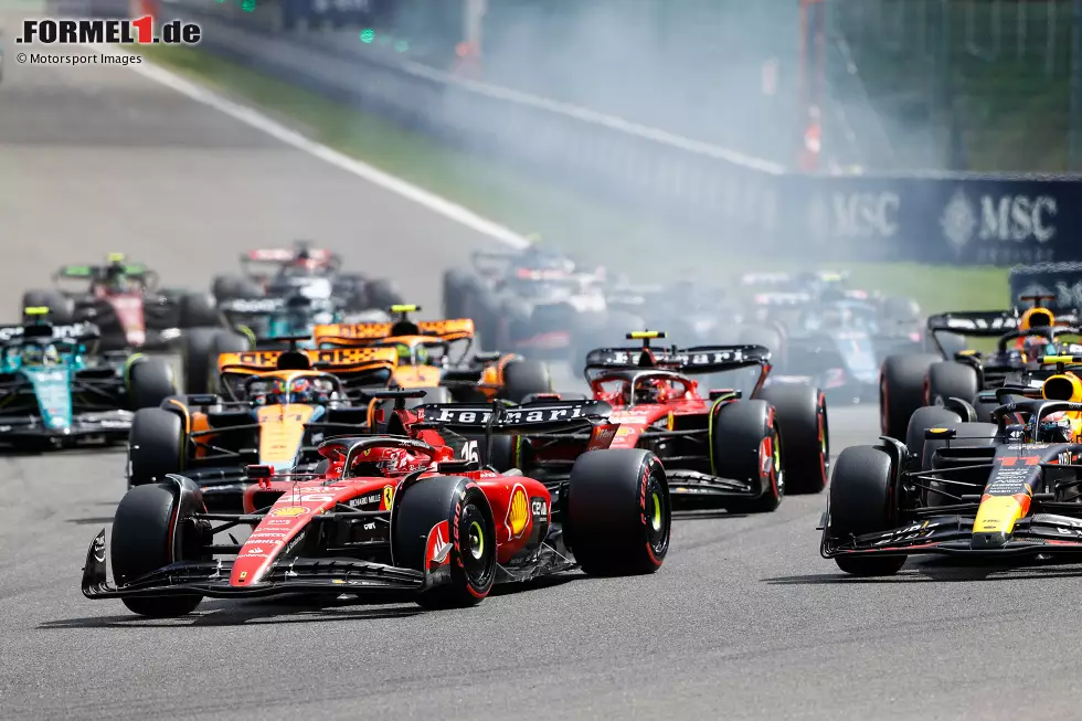 Foto zur News: Charles Leclerc (Ferrari), Sergio Perez (Red Bull), Carlos Sainz (Ferrari) und Oscar Piastri (McLaren)