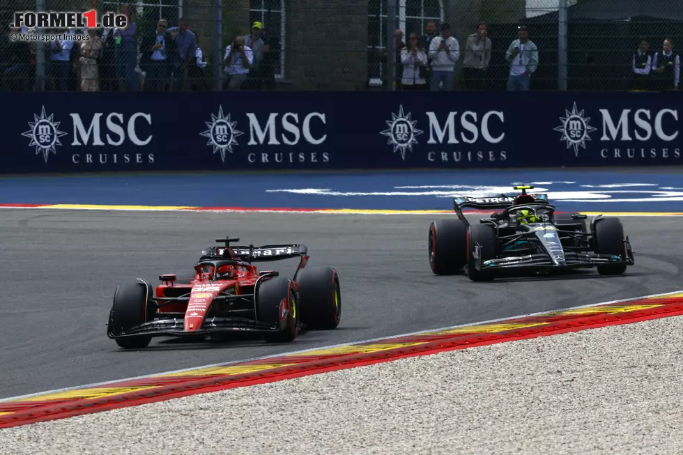 Foto zur News: Charles Leclerc (Ferrari) und Lewis Hamilton (Mercedes)