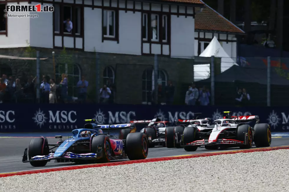 Foto zur News: Pierre Gasly (Alpine) und Nico Hülkenberg (Haas)