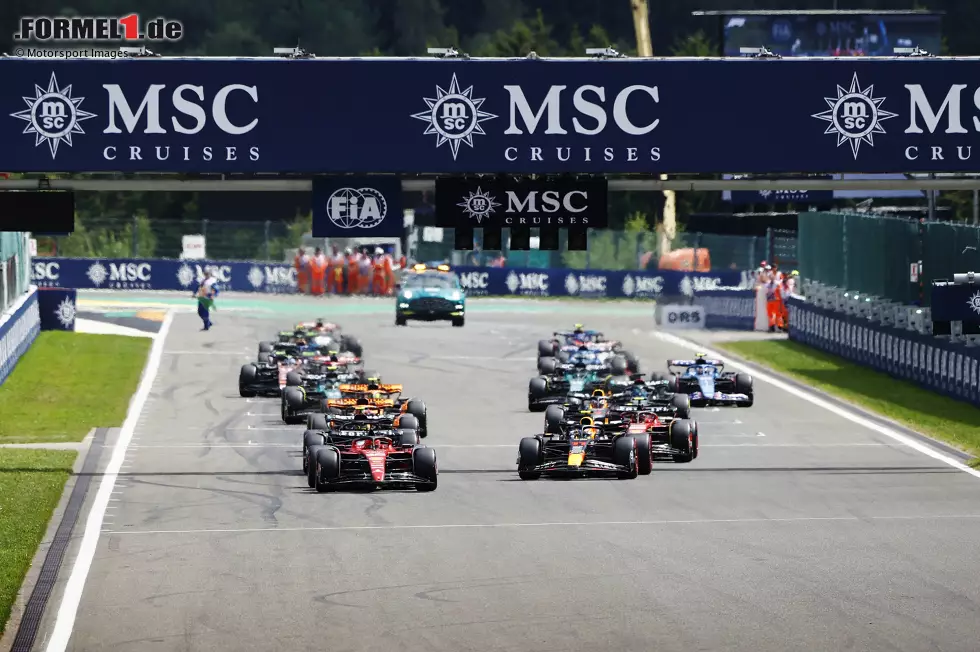 Foto zur News: Charles Leclerc (Ferrari), Sergio Perez (Red Bull), Lewis Hamilton (Mercedes), Carlos Sainz (Ferrari), Oscar Piastri (McLaren) und Max Verstappen (Red Bull)