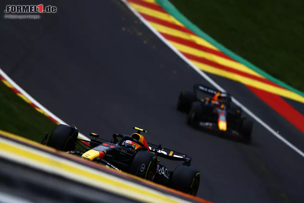 Foto zur News: Sergio Perez (Red Bull) und Max Verstappen (Red Bull)