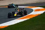 Foto zur News: Sergio Perez (Red Bull) und Fernando Alonso (Aston Martin)