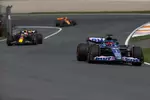 Foto zur News: Esteban Ocon (Alpine) und Max Verstappen (Red Bull)