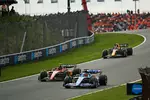 Foto zur News: Esteban Ocon (Alpine), Carlos Sainz (Ferrari) und Sergio Perez (Red Bull)