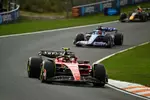 Foto zur News: Carlos Sainz (Ferrari) und Esteban Ocon (Alpine)