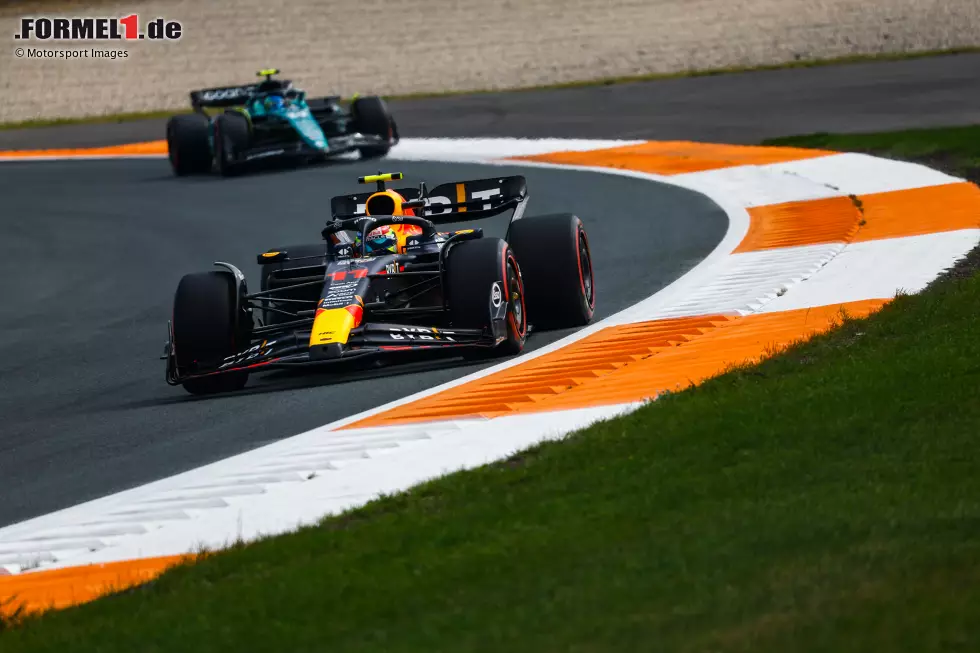 Foto zur News: Sergio Perez (Red Bull) und Fernando Alonso (Aston Martin)